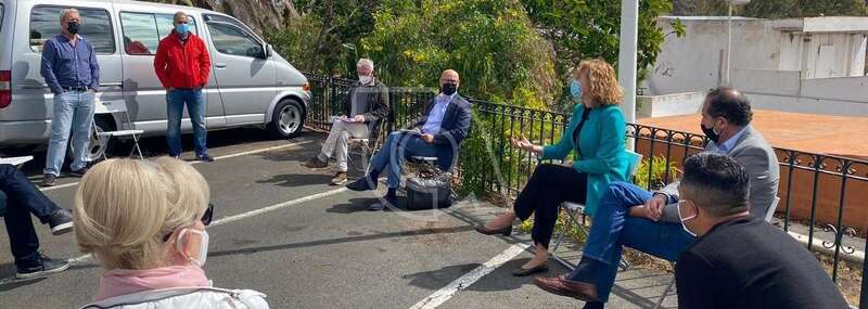 Momento de la reunión de este martes al aire libre en Piletillas/TA.